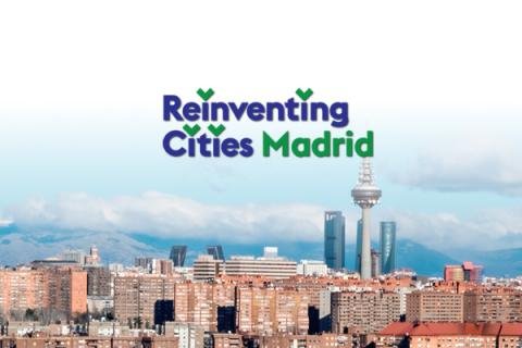 Logotipo de Reinventing Cities Madrid en una fotografía de la ciudad